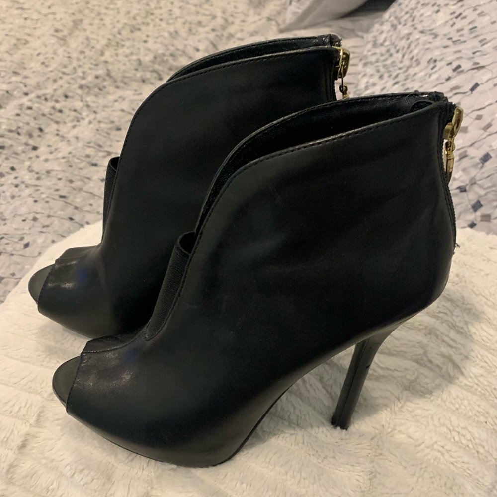 Guess peep toe black heel size 7.5 like new